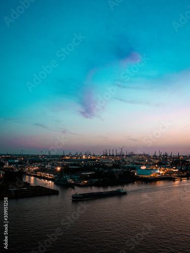 Aussicht von der Elbphilharmonie   ber den Hamburger Hafen bei Abendstimmung