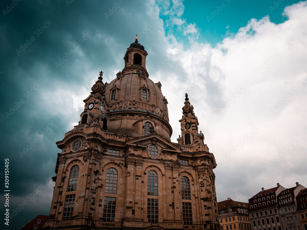 Frauenkirche in Dresden in Sachsen kurz vor einem Regenschauer