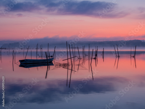 朝焼けが美しい千葉県印旛沼の風景 湖面のリフレクション