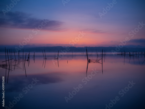 朝焼けが美しい千葉県印旛沼の風景 湖面のリフレクション