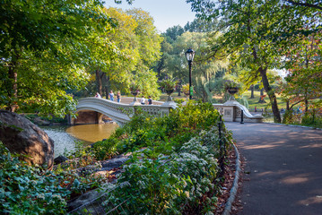 Canvas schilderij Central Park Voetgangersbrug in Central Park  © Andrew Kazmierski