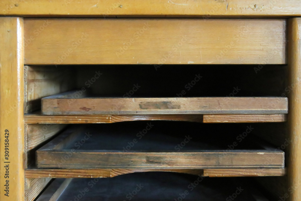 offene schubfächer in altem ablageschrank offene schubfächer in altem ablageschrank
