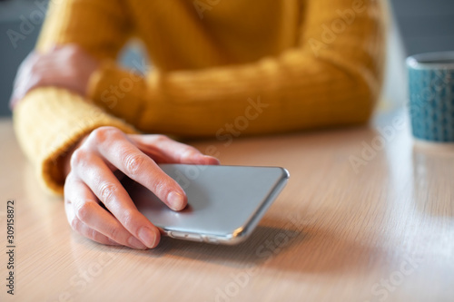 Foto Woman Concerned About Excessive Use Of Social Media Laying Mobile Phone Down On