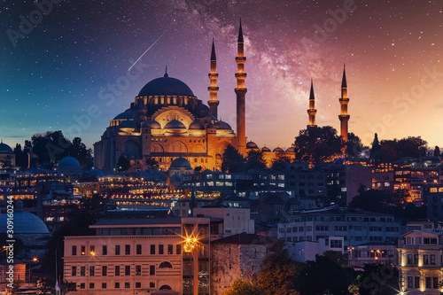 Obraz na plátně View to Eminonu pier and Suleymaniye mosque across Bay of Golden Horn on starry