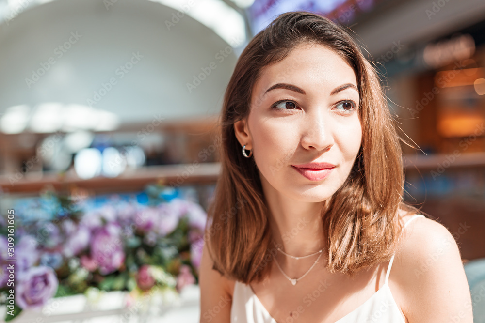 Φωτογραφία Candid shot of adorable asian woman indoors