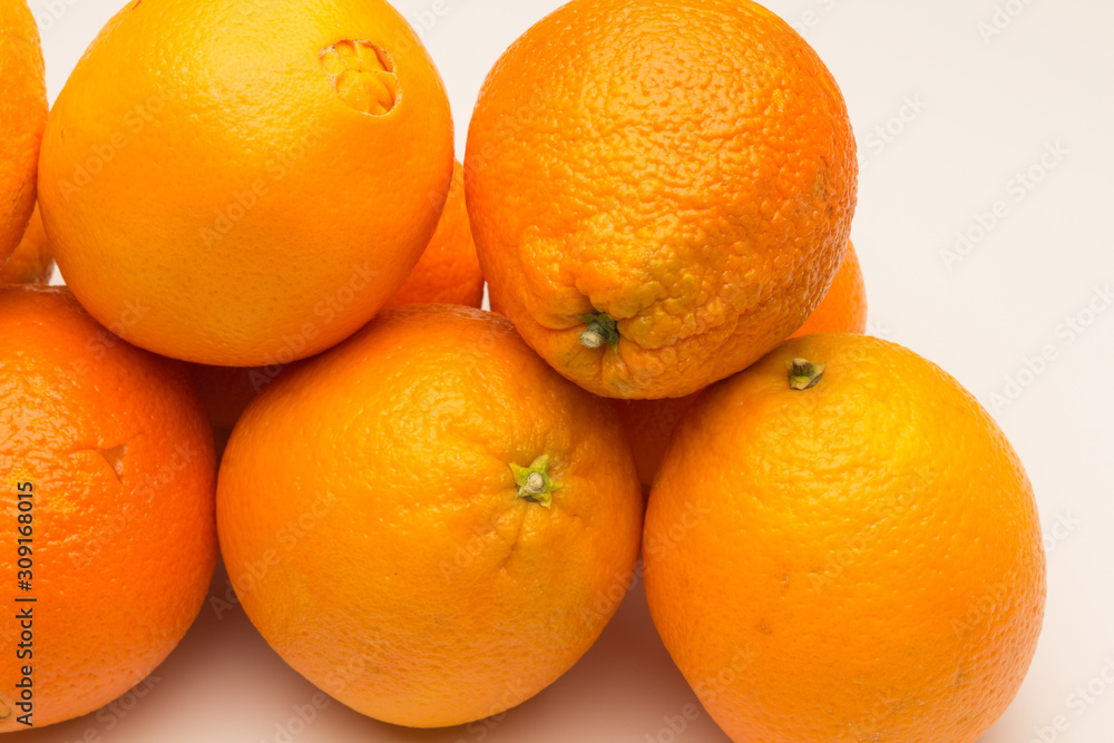 Naranjas maduras preparadas para ser consumidad; fruta cítrica Naranjas maduras preparadas para ser consumidad; fruta cítrica