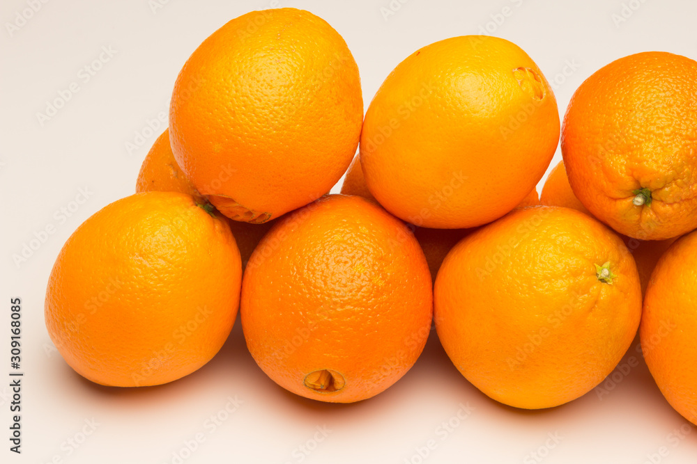 Naranja fruta de invierno, llena de vitaminas C, ideal para tomar en zumos, es dulce con un cierto toque ácido Naranja fruta de invierno, llena de vitaminas C, ideal para tomar en zumos, es dulce con un cierto toque ácido