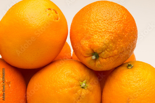 Naranjas maduras  fruta de invierno  llena de vitaminas C  de la naranja se extrae un rico zumo  dulce con un toque   cido