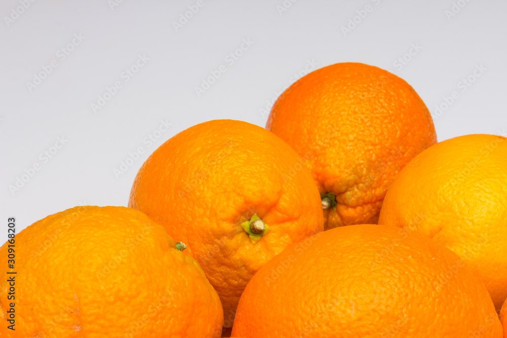 Naranjas maduras preparadas para ser consumidad; fruta cítrica Naranjas maduras preparadas para ser consumidad; fruta cítrica
