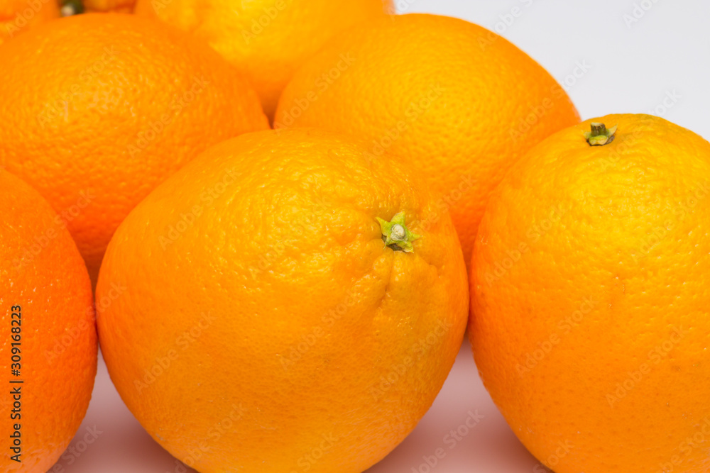 Naranjas maduras, fruta de invierno, llena de vitaminas C, de la naranja se extrae un rico zumo, dulce con un toque ácido Naranjas maduras, fruta de invierno, llena de vitaminas C, de la naranja se extrae un rico zumo, dulce con un toque ácido
