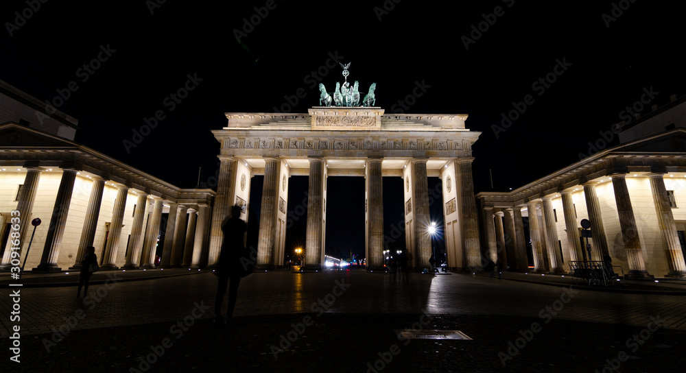 Fototapeta premium Branderburg gate in Berlin at night