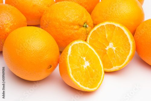 Naranja fruta de invierno  llena de vitaminas C  ideal para tomar en zumos  es dulce con un cierto toque   cido