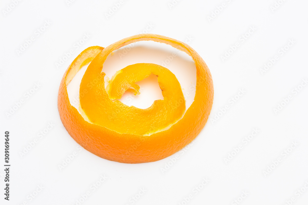 Piel de naranja, extraida de una naranja madura; sirve para aromatizar y dar sabor con su rayadura en postres, utilizada en pastelería.