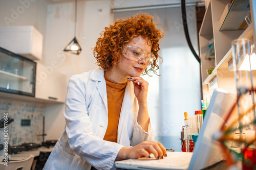 Принти на полотні Working in lab