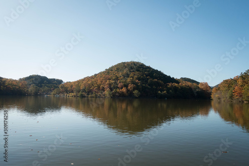 京都、宝ヶ池と山の自然風景 © 眞