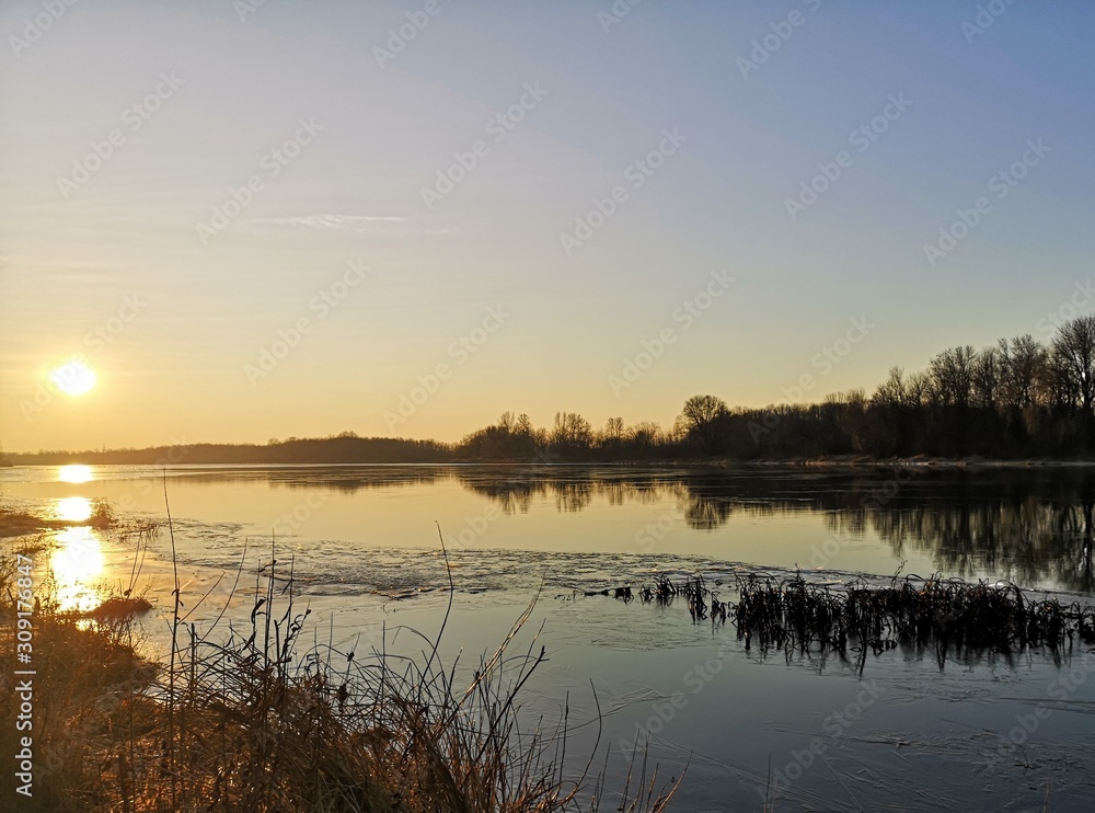 Obraz premium sunset over the winter lake