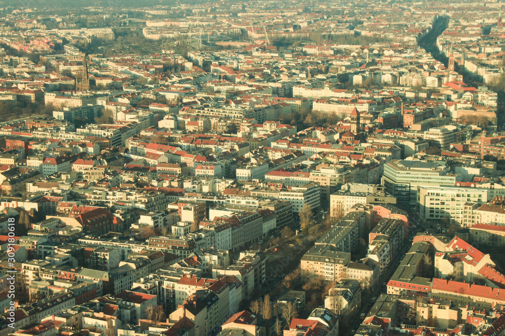 Endloses Häusermeer; Blick vom Berliner Fernsehturm über das Scheunenviertel nach Norden