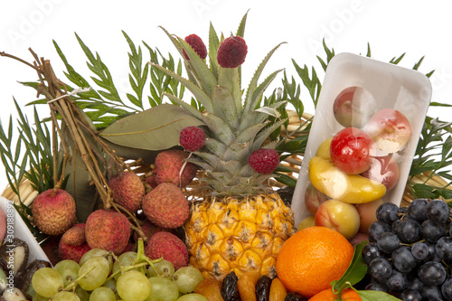 Presentation of a selection of fruits in a wicker basket