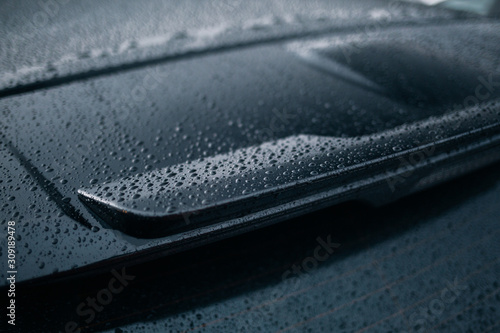 Фотография Water drops at the roof of suv car