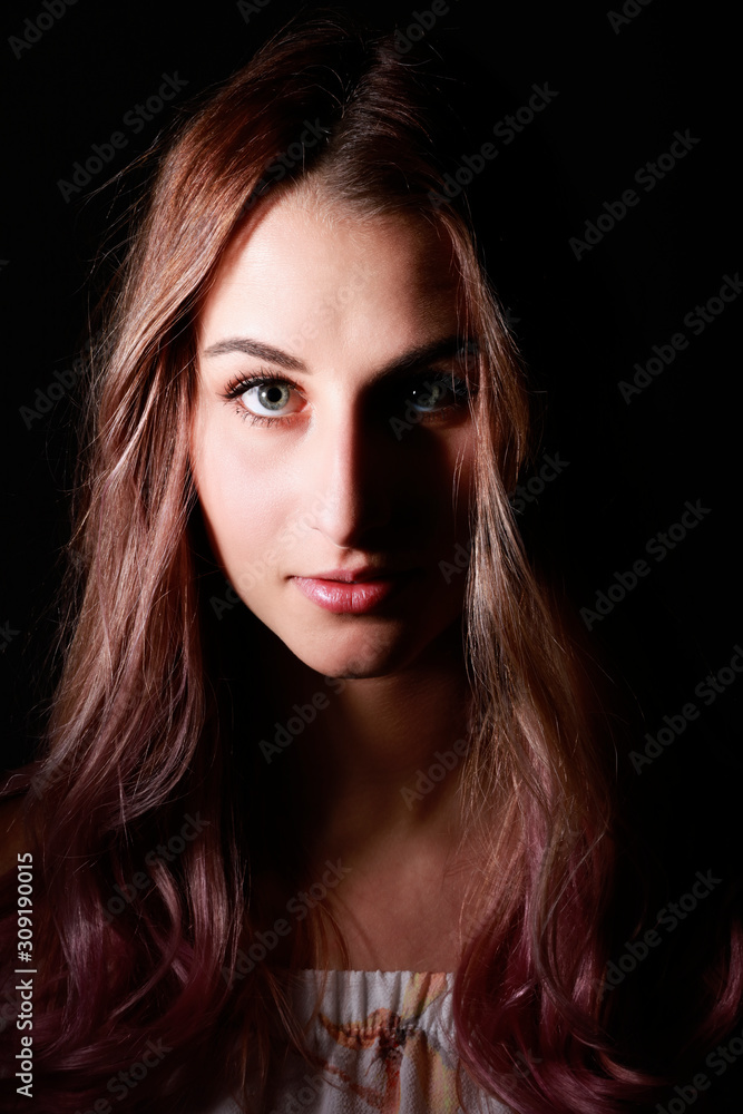 Fototapeta premium Frau Gesicht im Schatten Porträt