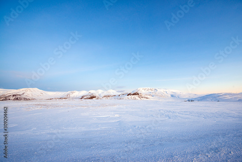 Unendlich weite Schneelandschaft in Island