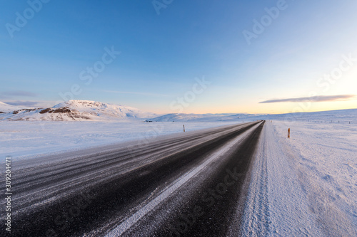 N1 Ringstrasse in Island im Winter bei Schnee