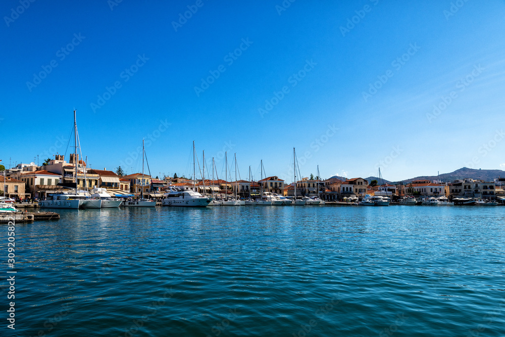 Der Hafen der griechischen Insel Ägina