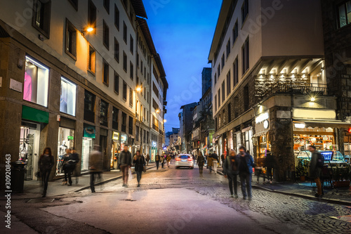People in Florence at night © Gabriele Maltinti