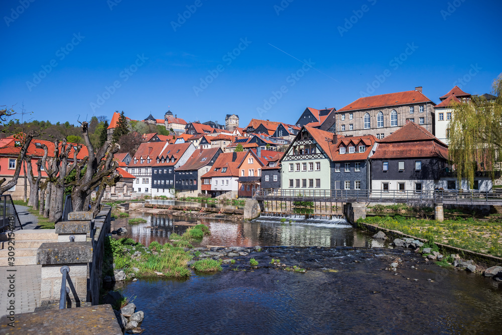Obraz premium Haßlach river in front of fortress Rosenberg