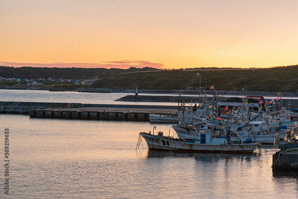 Fototapeta premium 夜明けの穏やかな漁港の風景 / 北海道初山別村