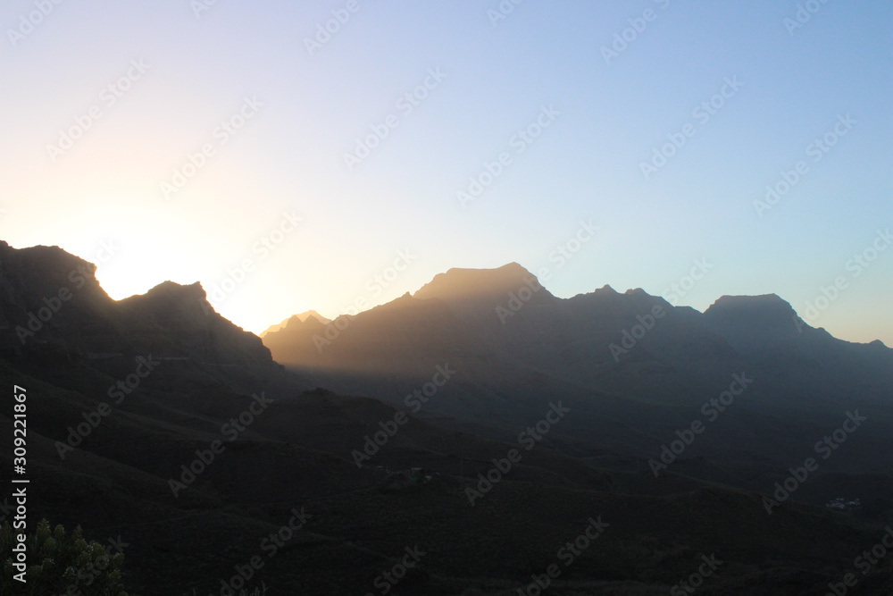 Obraz premium GranCanarias kampf zwischen Sonne und Berge