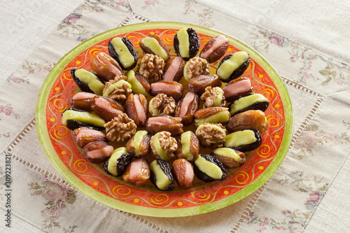 Assiette remplie de fruits déguisés : noix, pruneaux, dattes décorés avec de la pâte d'amande photo