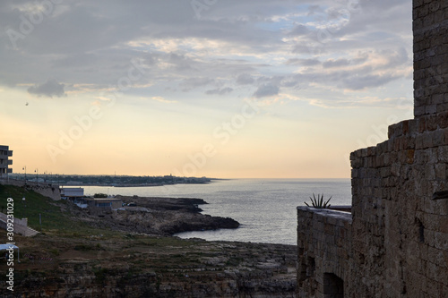 vista panoramica dalla scogliera sul mare