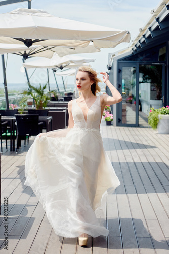 Photos Portrait of beautiful bride wearing fashion wedding dress with luxury make-up and hairstyle outdoors