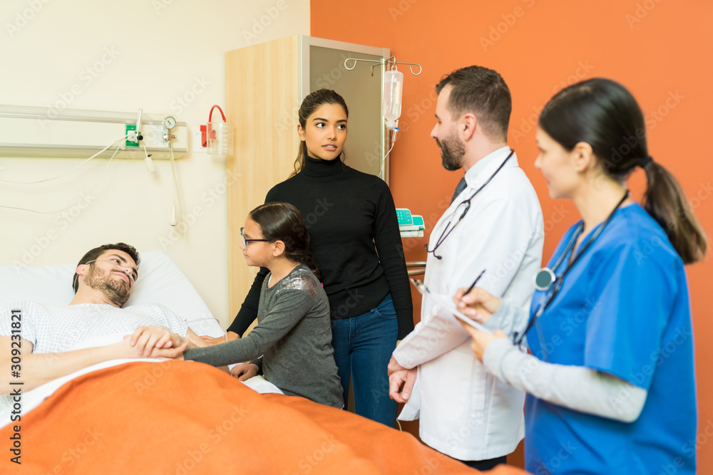 Obraz premium Healthcare Workers Explaining Girl At Hospital