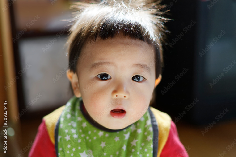 朝 寝癖頭でぼーっとしている赤ちゃん Foto De Stock Adobe Stock