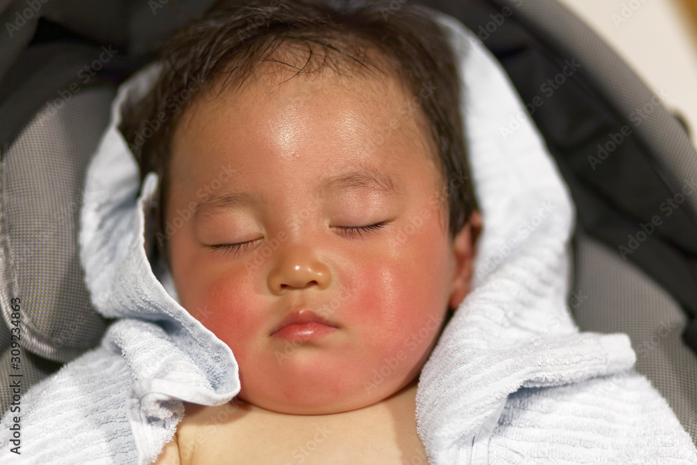 お風呂上がりのおっさんのような赤ちゃん Stock Photo Adobe Stock