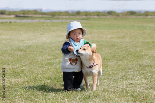 柴犬と遊ぶ赤ちゃん