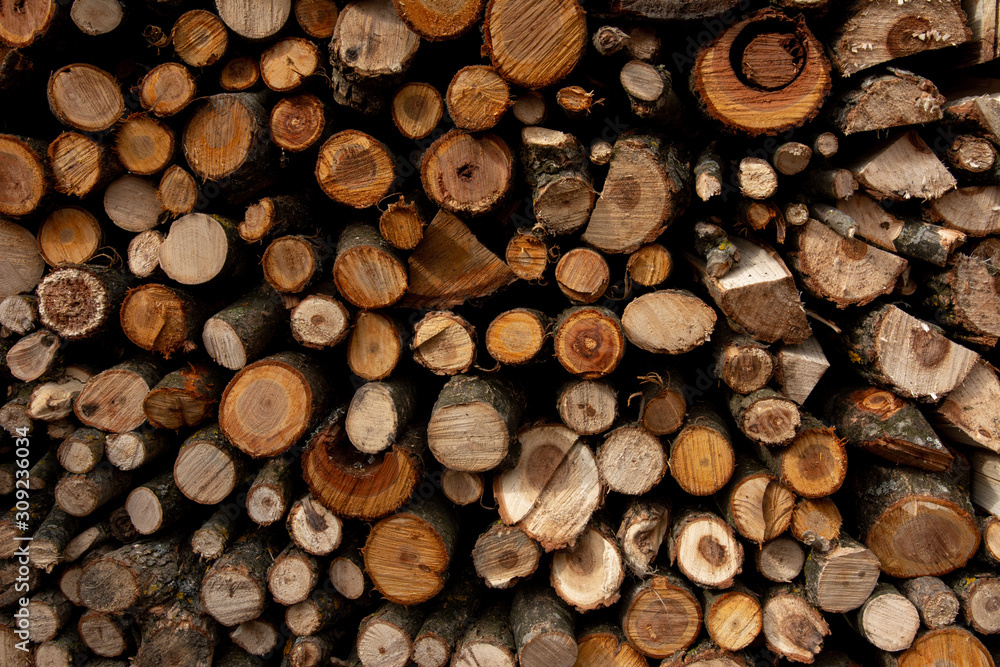 The texture of the wall is firewood, which is laid out very neatly. The texture of the wall is firewood, which is laid out very neatly.