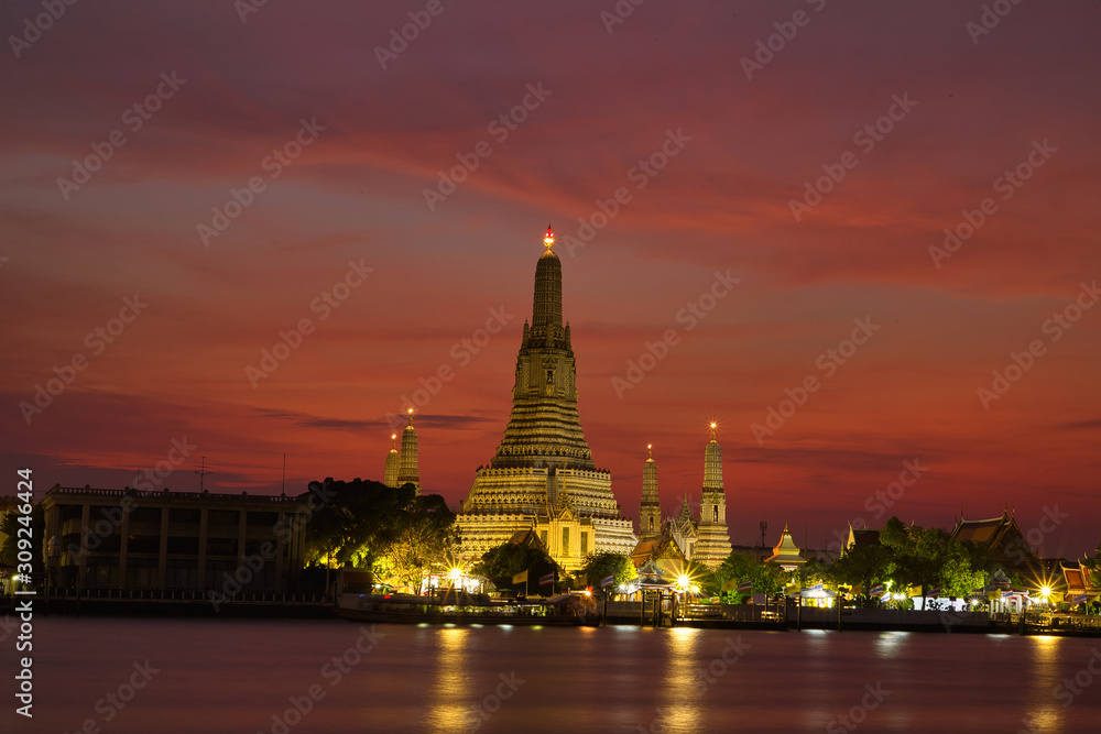 Fototapeta premium Co Arun o zachodzie słońca