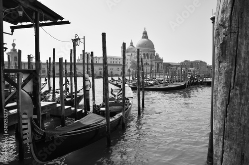 Fotografia black and white of gondolas on grand canal in venice