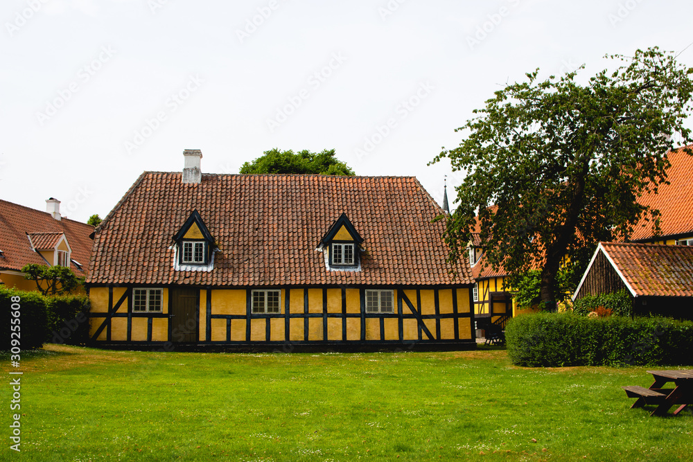 Obraz premium Old wooden house
