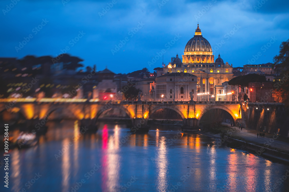 Fototapeta premium Piękny nocny widok na papieską bazylikę św. Piotra, Watykan, Rzym, Włochy