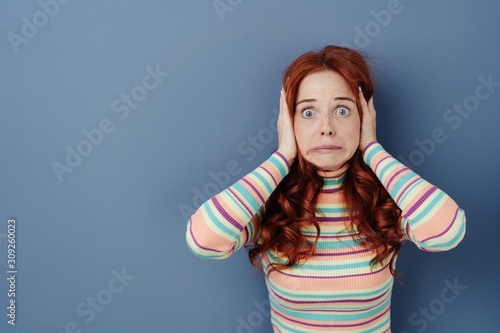 Foto Young woman with a look of dismay and trepidation