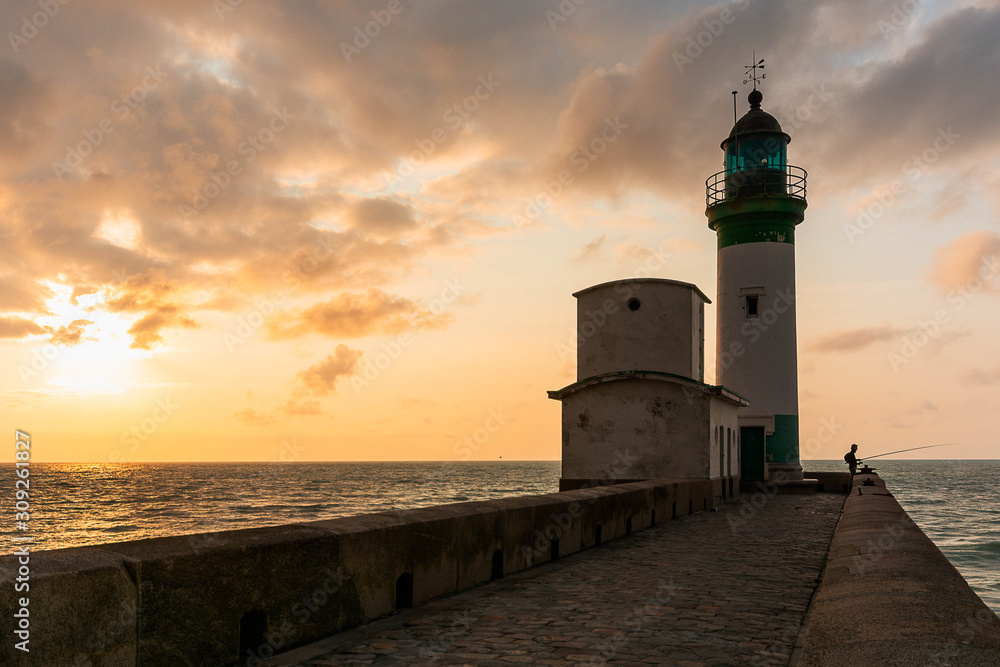 Le pêcheur du phare du Tréport Le pêcheur du phare du Tréport