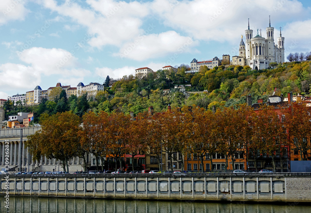 Coline de Fourvière à Lyon, paysage urbain d'automne