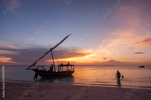 фотографія returning from a boat trip ion Zanzibar