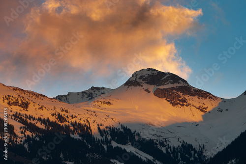 Sonnenuntergang mit mit schneebedeckten Bergen