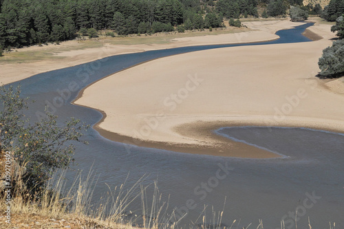 flussstrand niedrigwasser bei cuenca photo