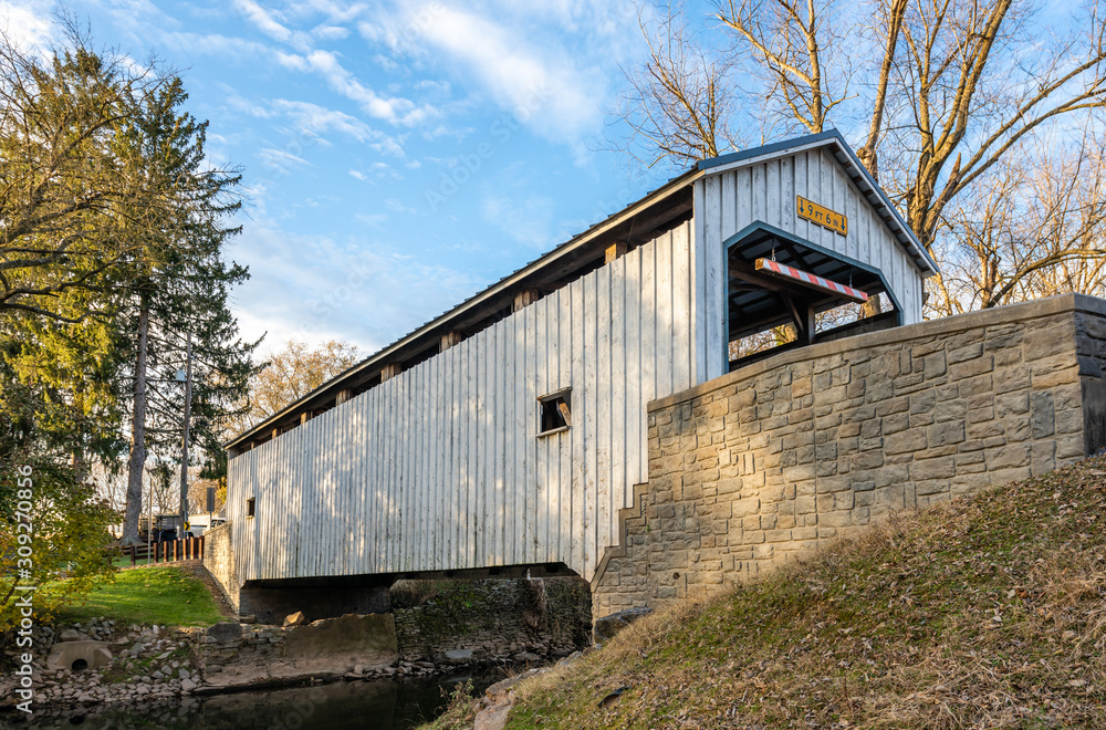 Obraz premium Keller's Mill Covered Bridge Spanning Cocalico Creek in Lancaster County, Pennsylvania